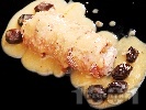 Рецепта Сусамово пилешко руло от филе (бяло месо) пълнено с маслини, сесън и синьо сирене на фурна